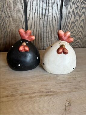 “MANUAL” POTTERY FARMHOUSE BLACK/ CREAM POLKA DOT SQUATTY CHICKENS 2